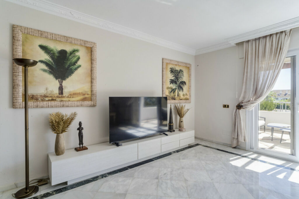 Middle Floor Apartment The Golden Mile Málaga - image 9