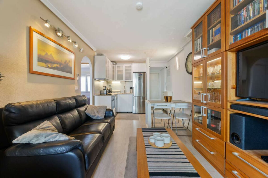 Middle Floor Apartment Torrevieja Alicante - image 2