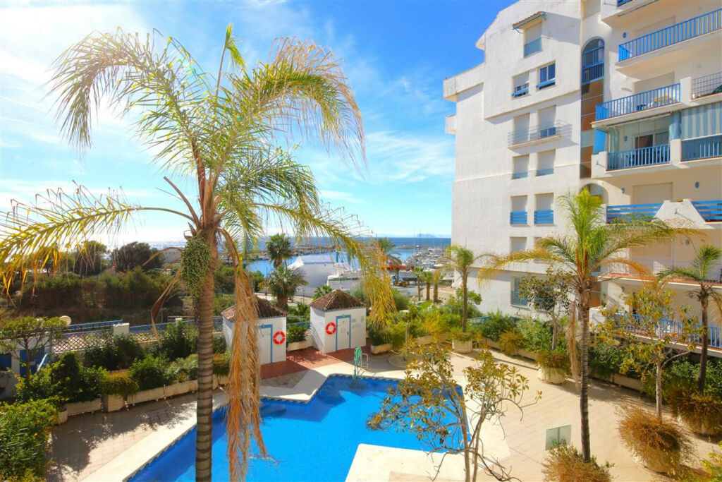 Middle Floor Apartment Estepona Málaga