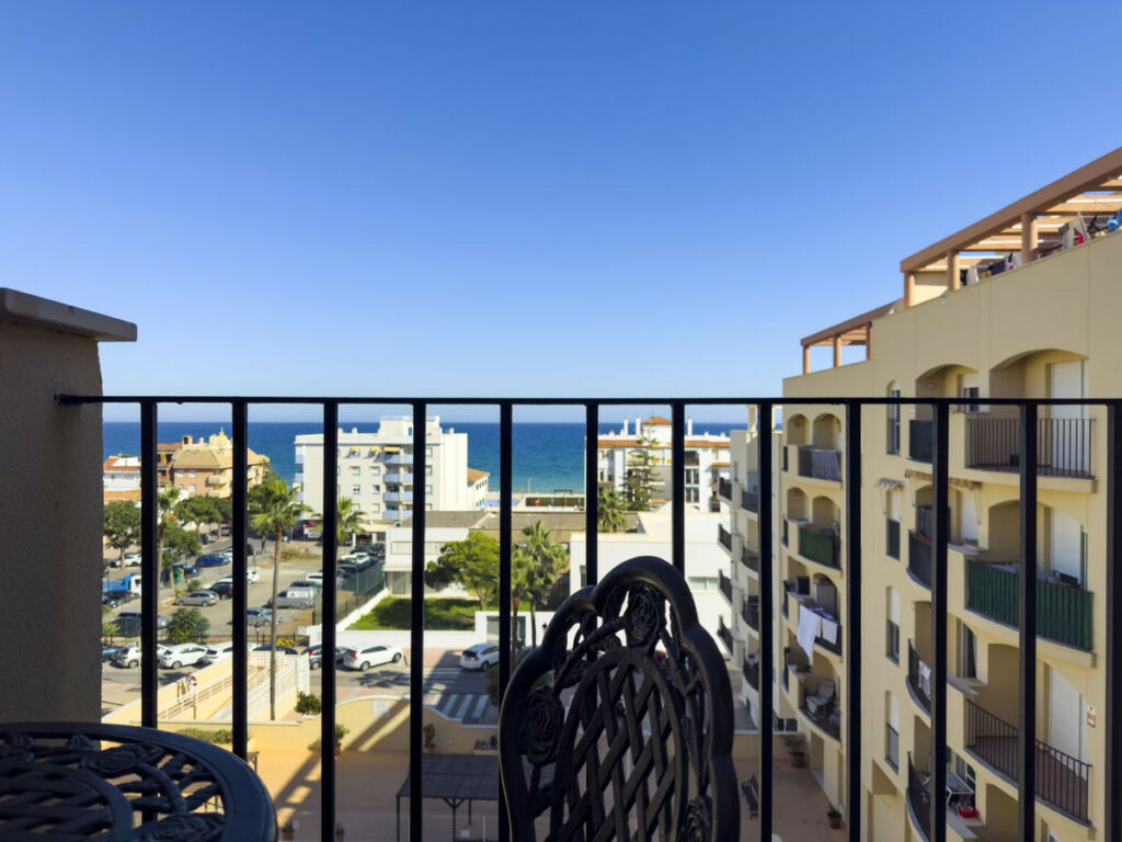 Middle Floor Apartment Manilva Málaga - image 2