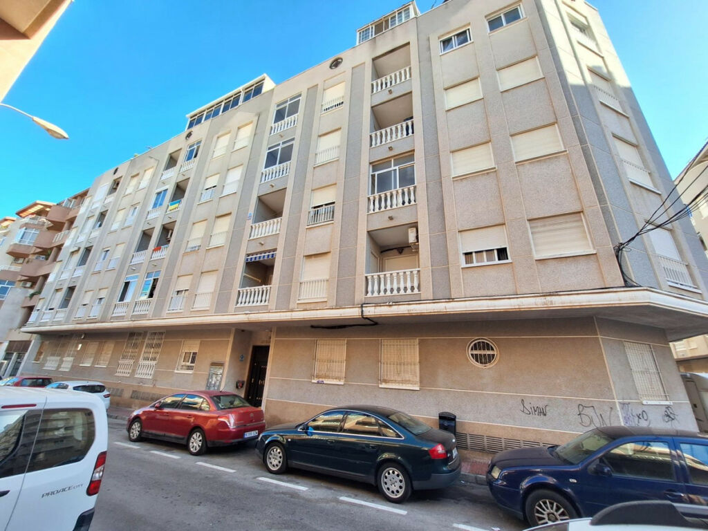 Middle Floor Apartment Torrevieja Alicante - image 10