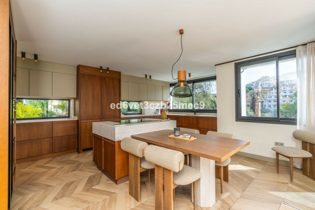 Detached Villa Nueva Andalucía Málaga - image 10