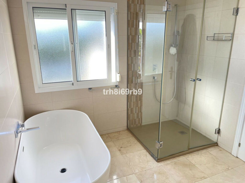 Detached Villa New Golden Mile Málaga - image 10