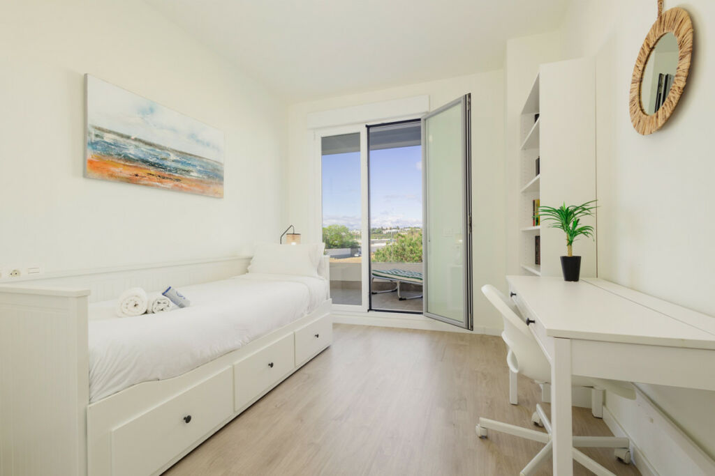 Middle Floor Apartment La Campana Málaga - image 10