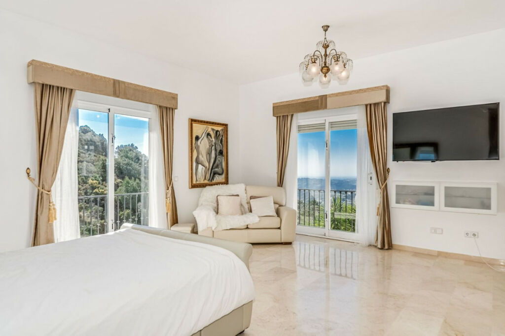 Detached Villa Valtocado Málaga - image 10