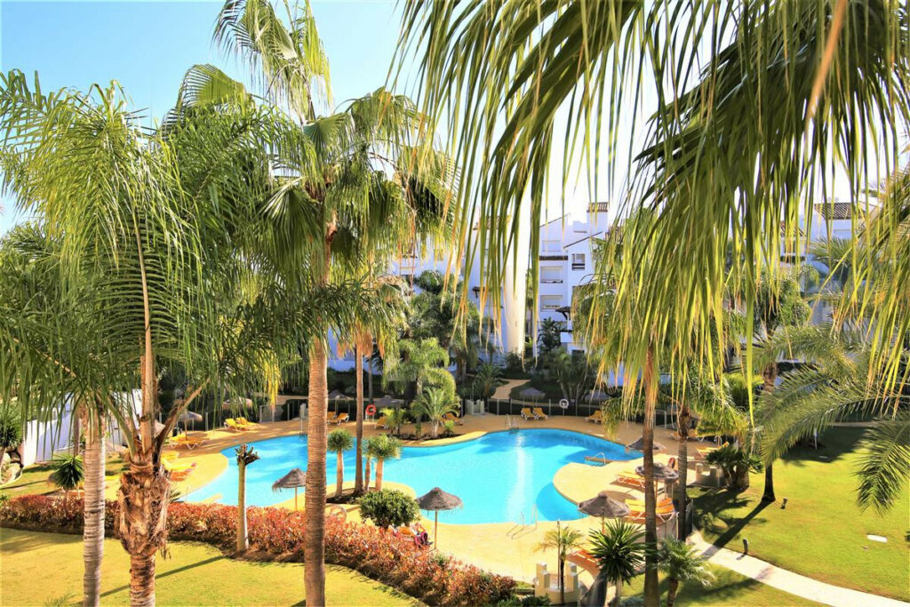 Middle Floor Apartment Estepona Málaga - image 10