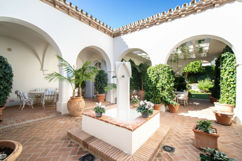 Detached Villa The Golden Mile Málaga - image 10