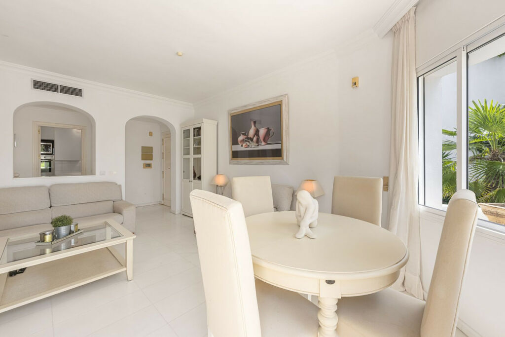 Middle Floor Apartment The Golden Mile Málaga - image 10
