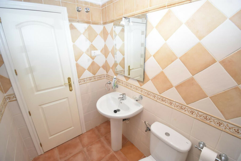 Middle Floor Apartment Elviria Málaga - image 10
