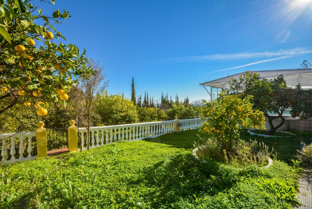 Detached Villa Estepona Málaga - image 10