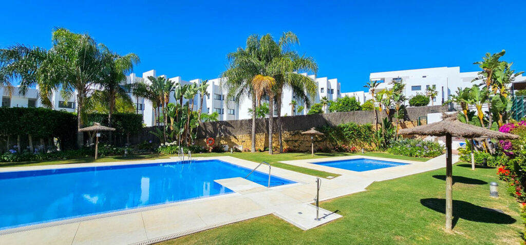 Middle Floor Apartment La Duquesa Málaga - image 10