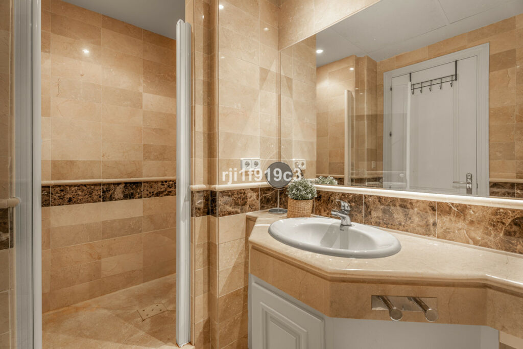 Middle Floor Apartment Elviria Málaga - image 10