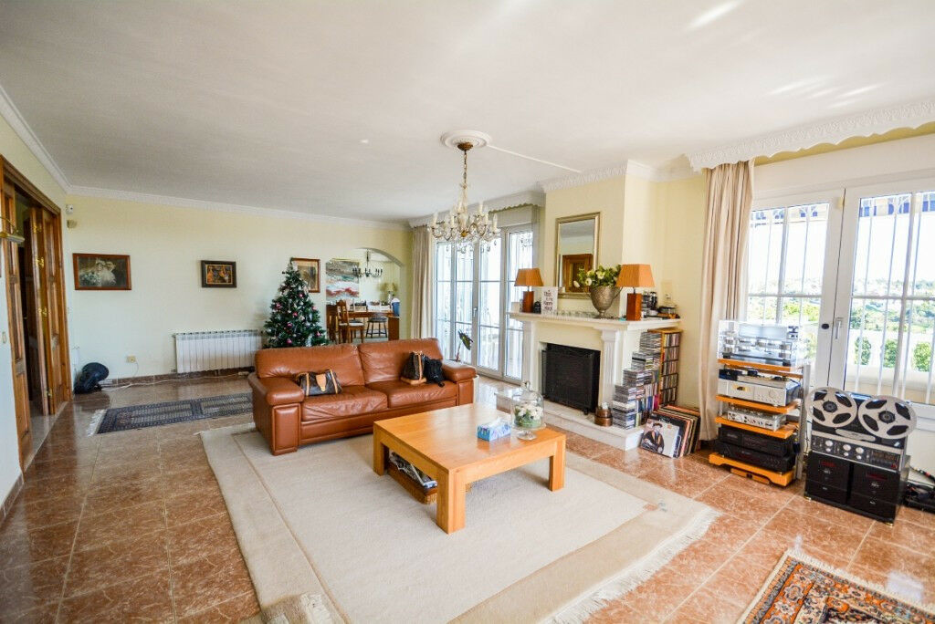 Detached Villa Estepona Málaga - image 11