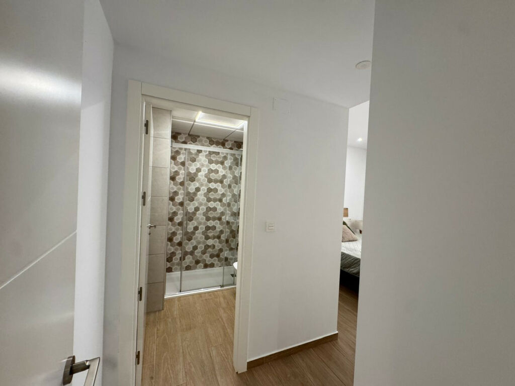 Middle Floor Apartment Torrevieja Alicante - image 11