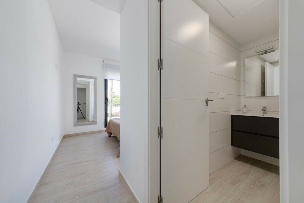 Middle Floor Apartment Torrevieja Alicante - image 11