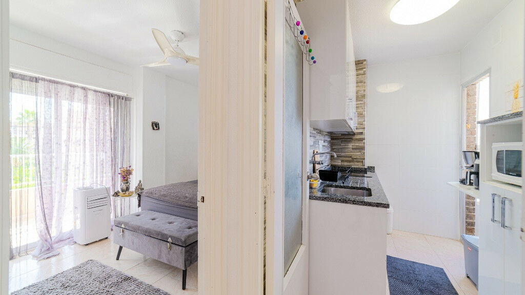 Middle Floor Apartment Punta Prima Alicante - image 11