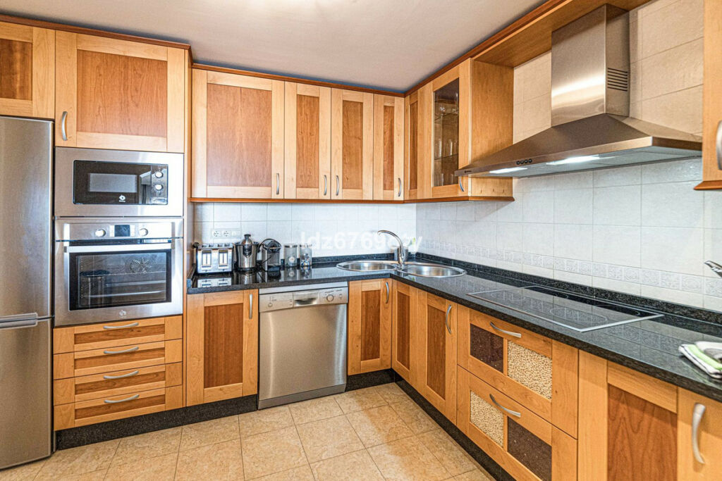 Middle Floor Apartment Benalmadena Málaga - image 11
