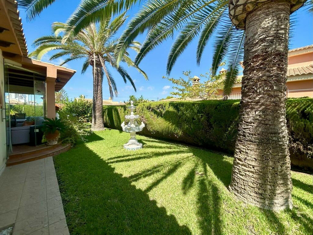Detached Villa Cabo Roig Alicante - image 11