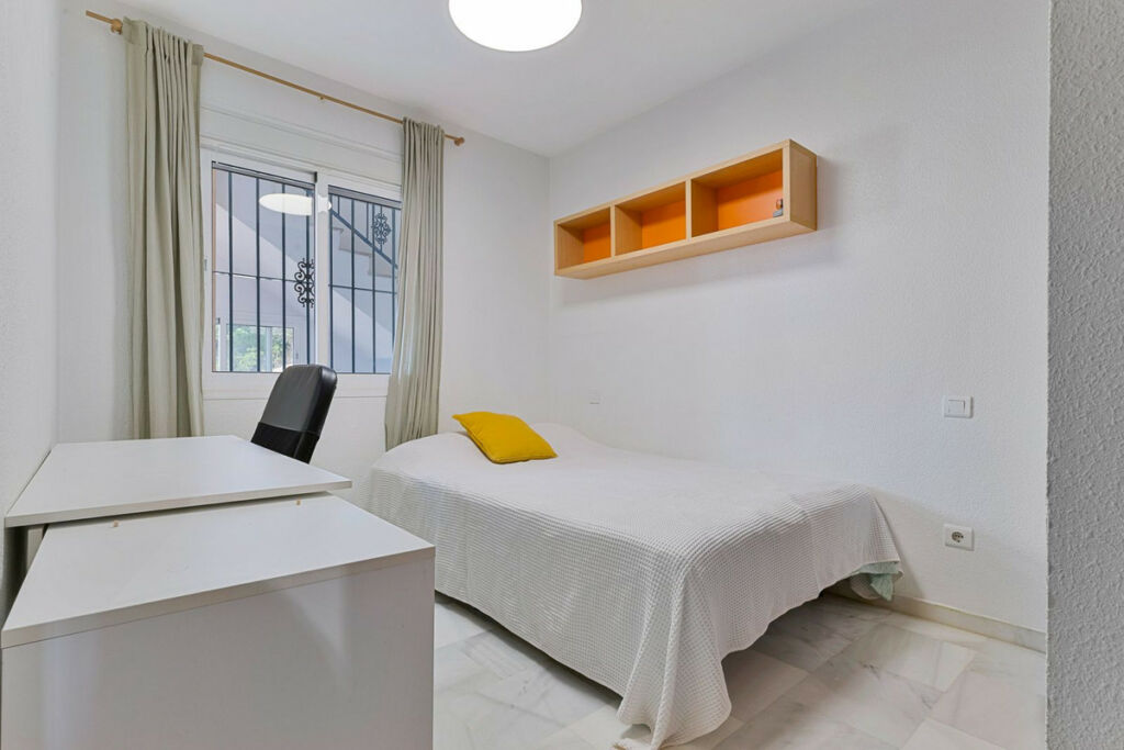 Middle Floor Apartment Fuengirola Málaga - image 11