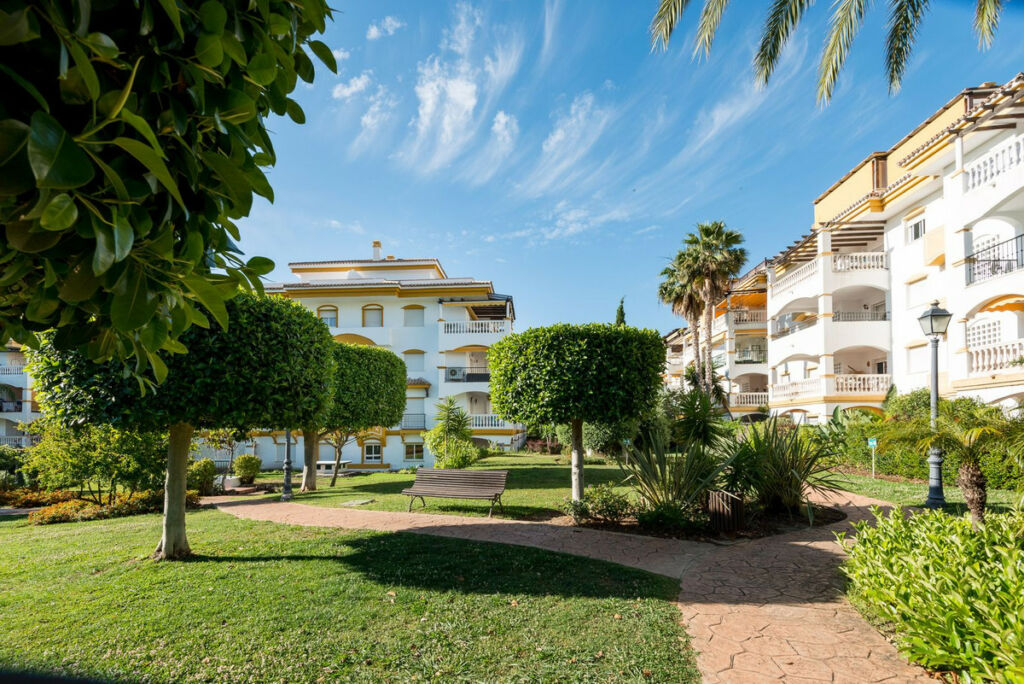 Middle Floor Apartment Nueva Andalucía Málaga - image 11
