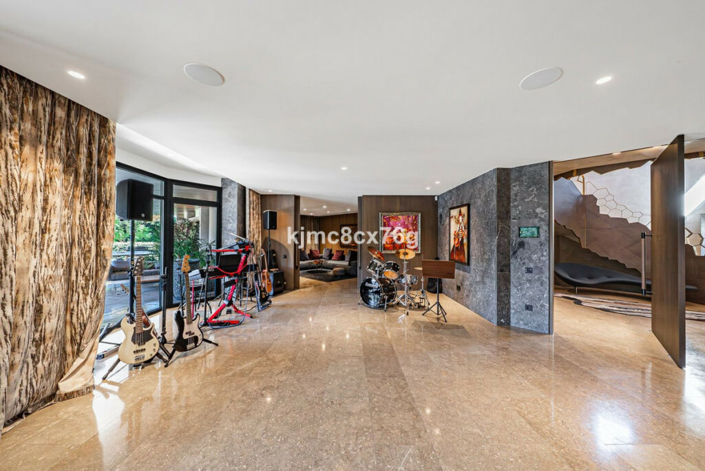 Detached Villa Guadalmina Baja Málaga - image 11