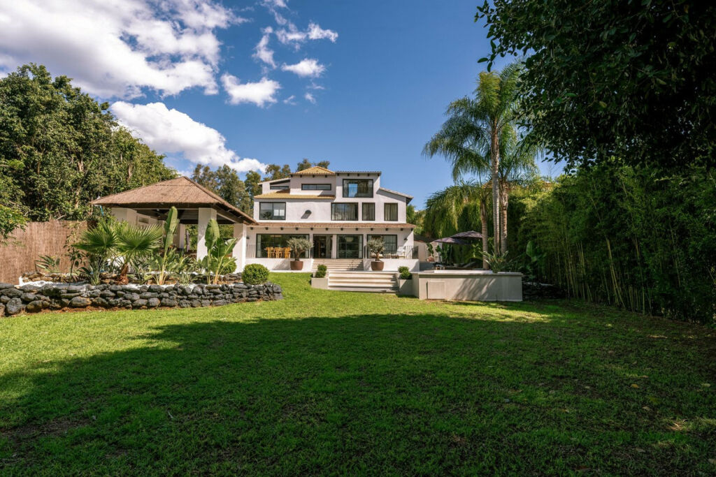 Detached Villa Nueva Andalucía Málaga - image 11