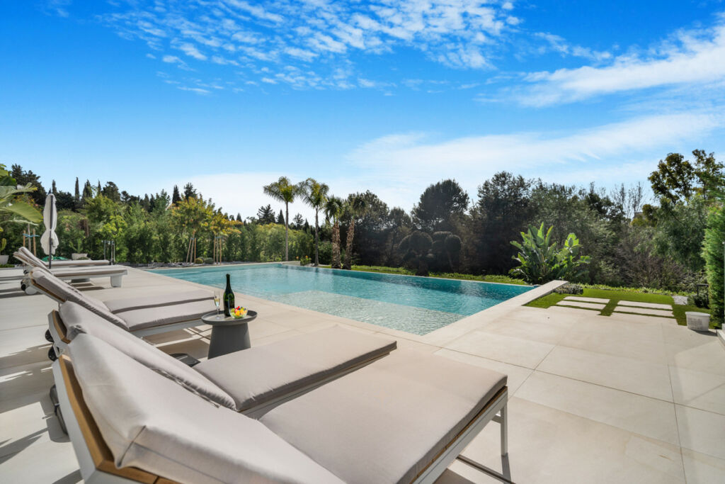 Detached Villa The Golden Mile Málaga - image 11