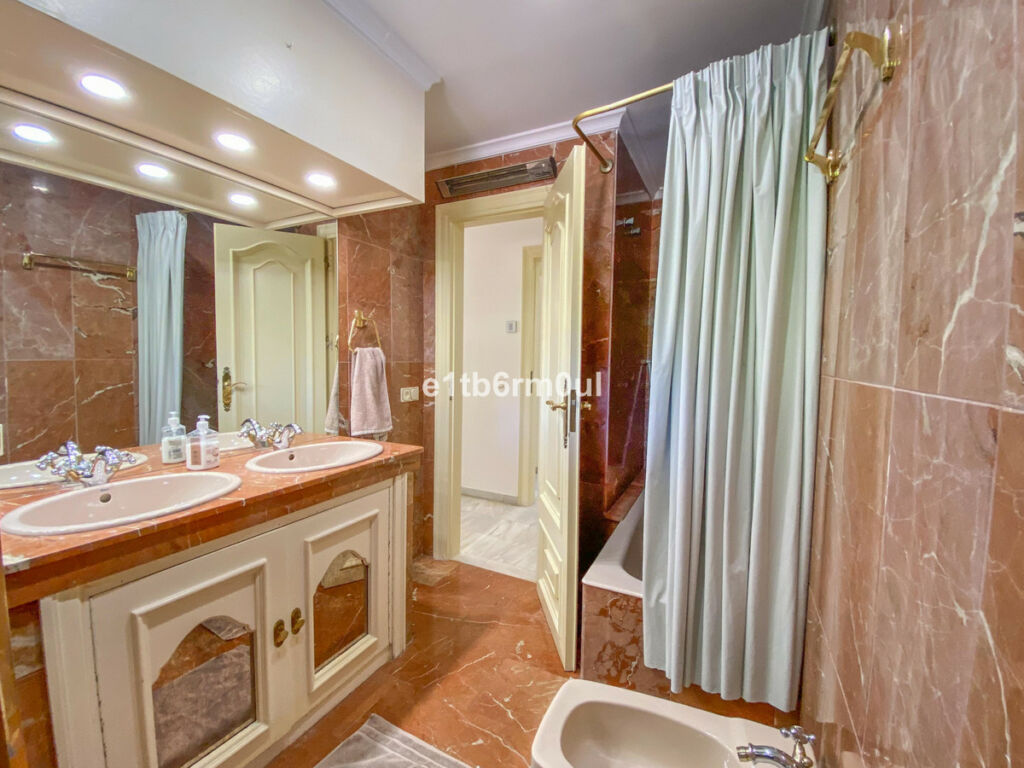Middle Floor Apartment Marbella Málaga - image 11