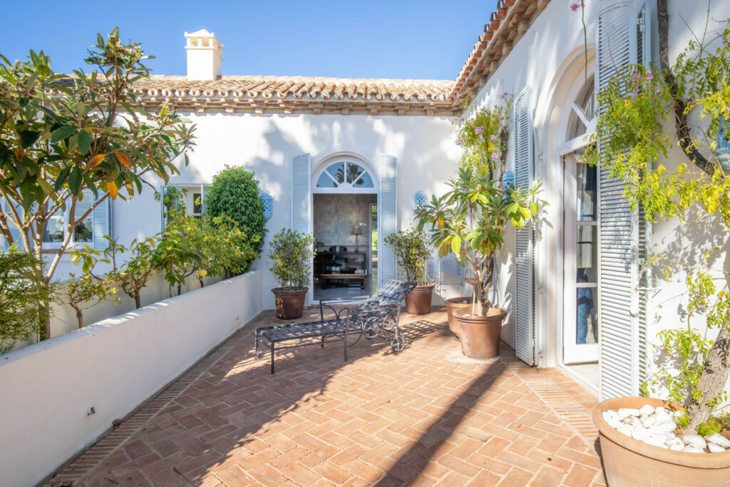 Detached Villa The Golden Mile Málaga - image 11