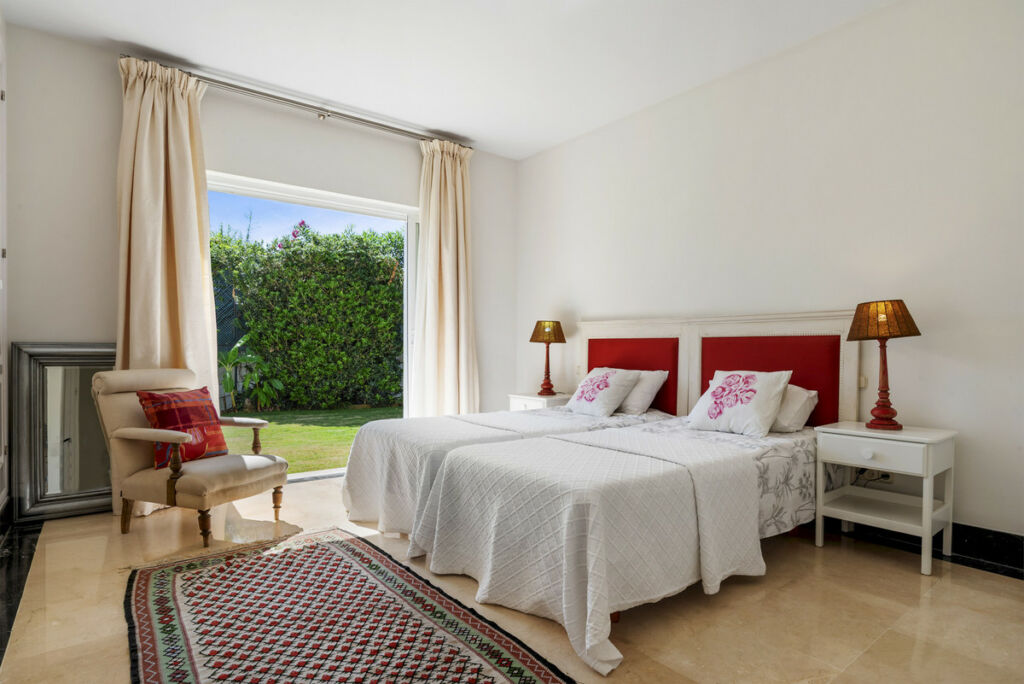 Detached Villa Nueva Andalucía Málaga - image 11