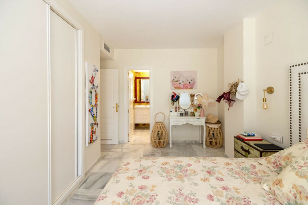 Middle Floor Apartment Nueva Andalucía Málaga - image 11