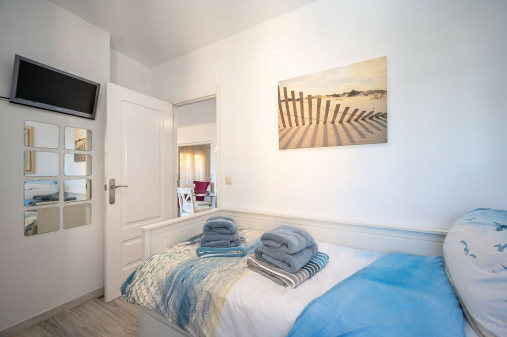 Middle Floor Apartment La Cala Málaga - image 11