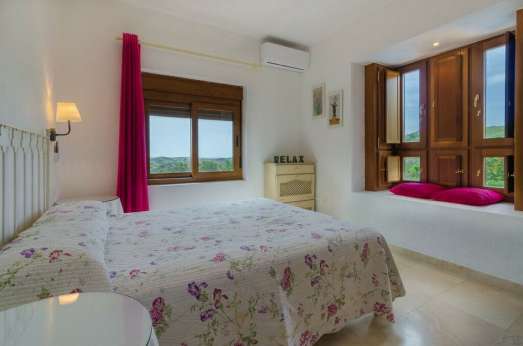 Detached Villa Estepona Málaga - image 11