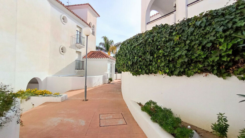 Middle Floor Apartment Calahonda Málaga - image 10