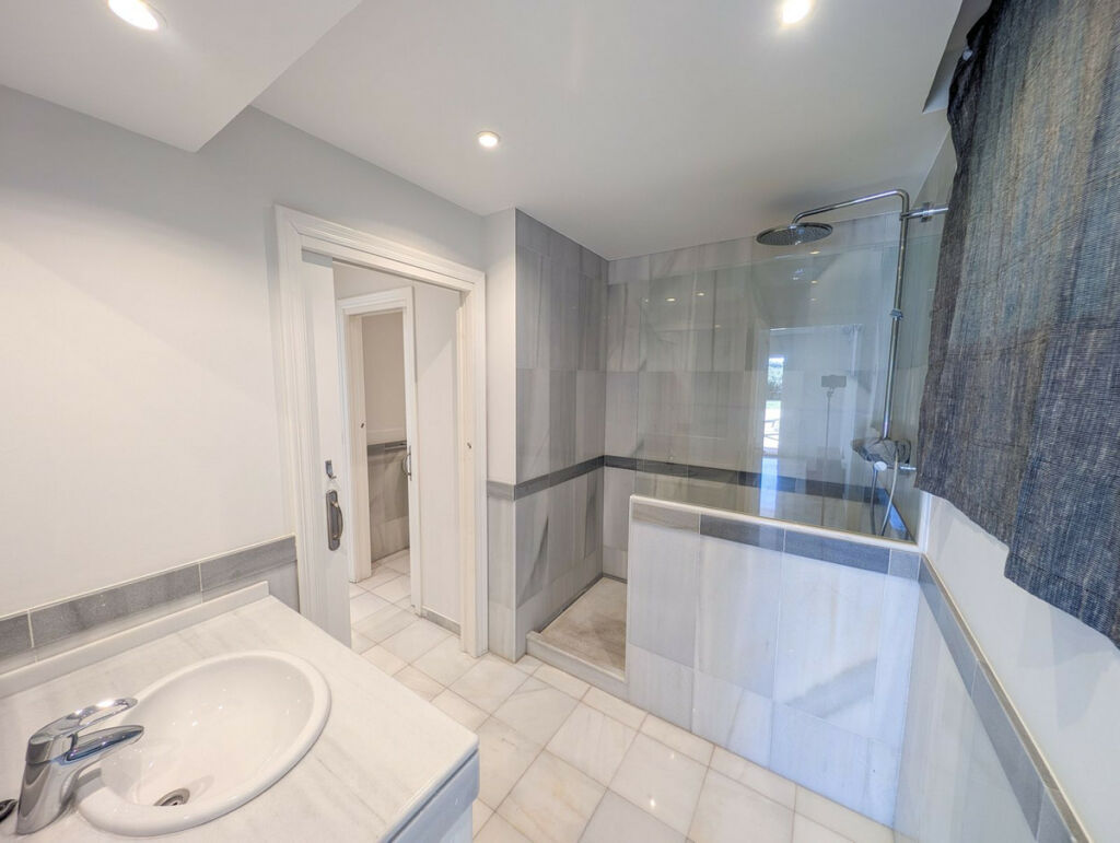 Detached Villa Nueva Andalucía Málaga - zdjęcie 12