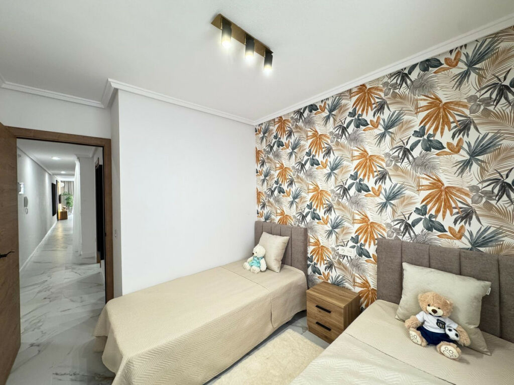 Middle Floor Apartment Torrevieja Alicante - image 12