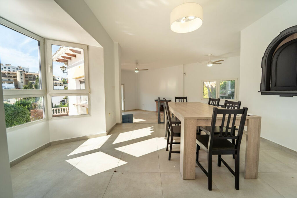 Detached Villa Riviera del Sol Málaga - image 12