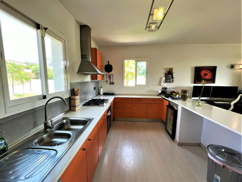 Detached Villa Estepona Málaga - image 12