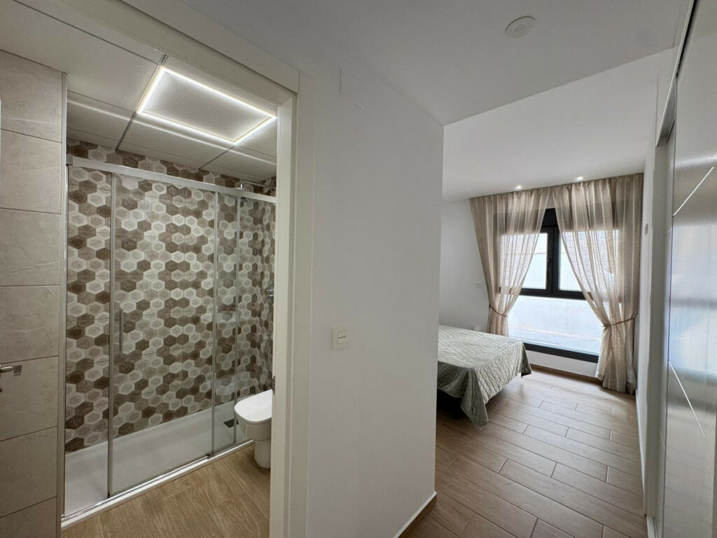 Middle Floor Apartment Torrevieja Alicante - image 12