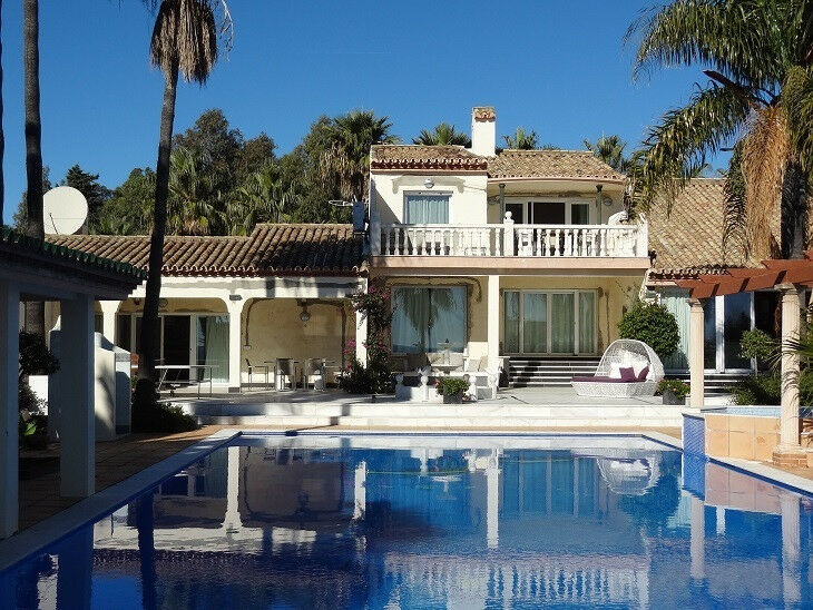 Detached Villa Estepona Málaga - image 12