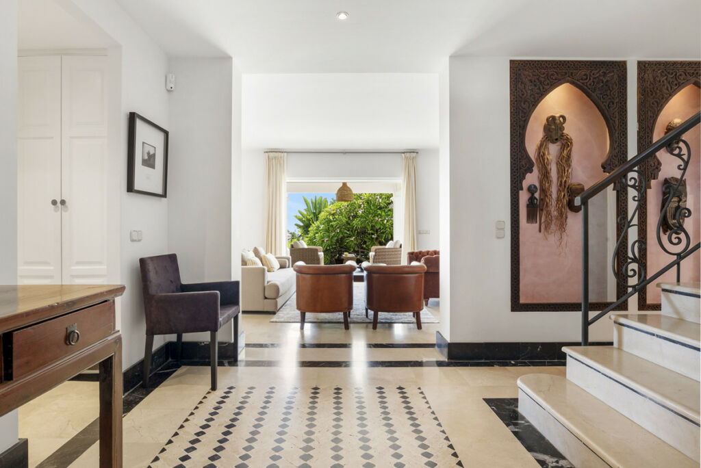 Detached Villa Nueva Andalucía Málaga - image 12