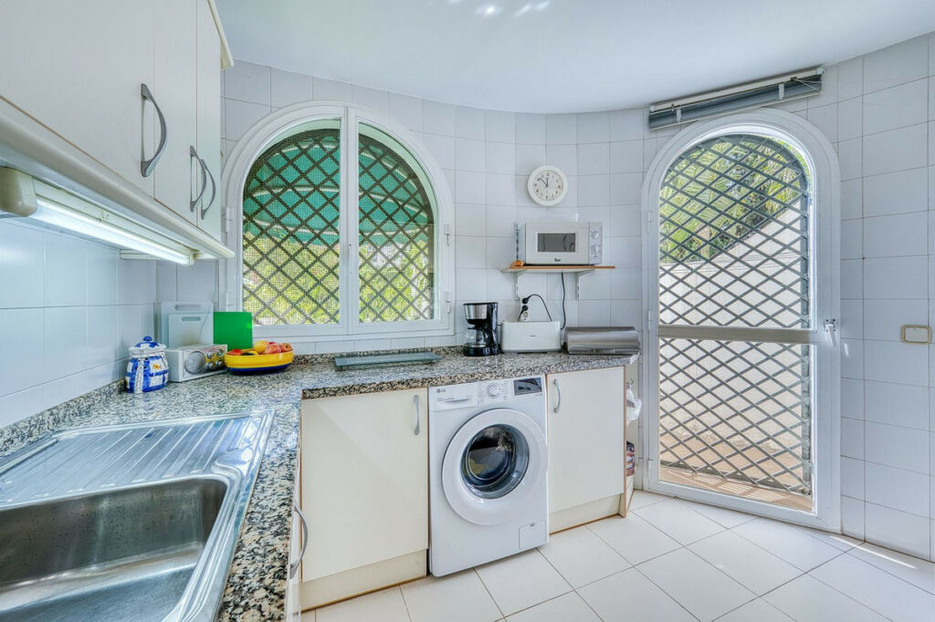 Detached Villa Nueva Andalucía Málaga - image 12