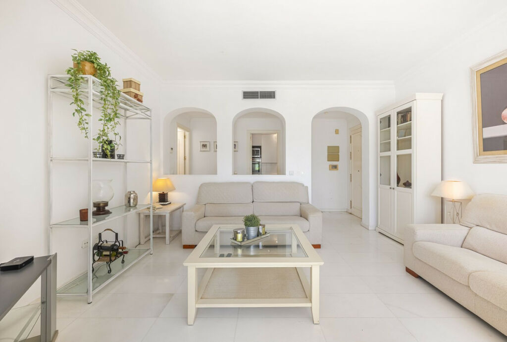 Middle Floor Apartment The Golden Mile Málaga - image 12