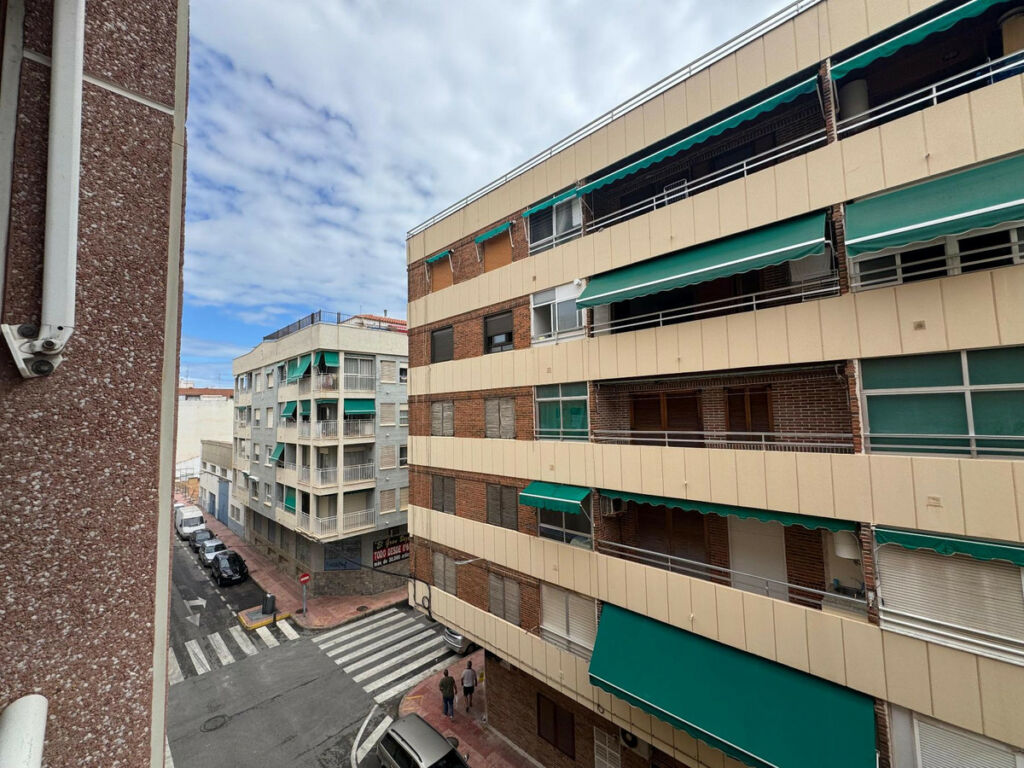 Middle Floor Apartment Torrevieja Alicante - image 12
