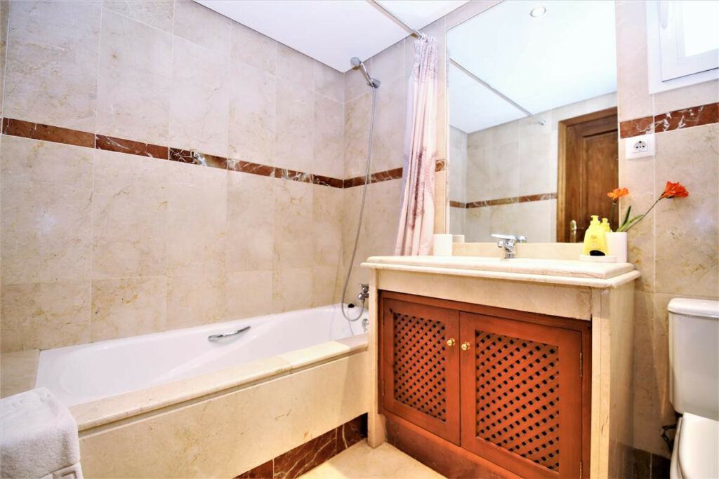 Middle Floor Apartment Estepona Málaga - image 12