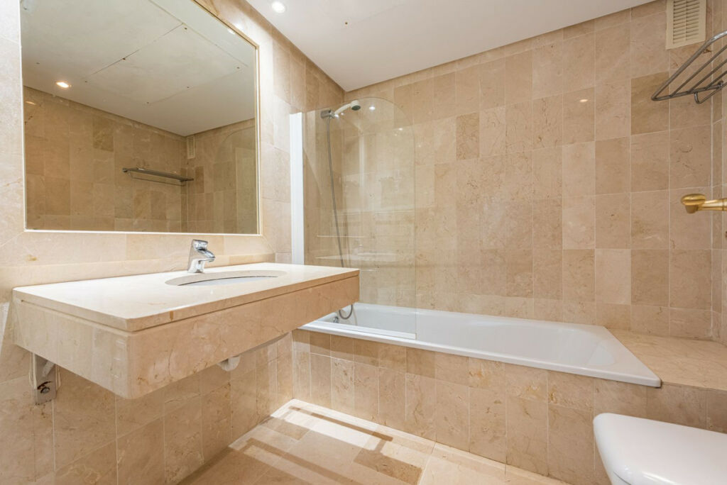 Top Floor Apartment El Presidente Málaga - image 12