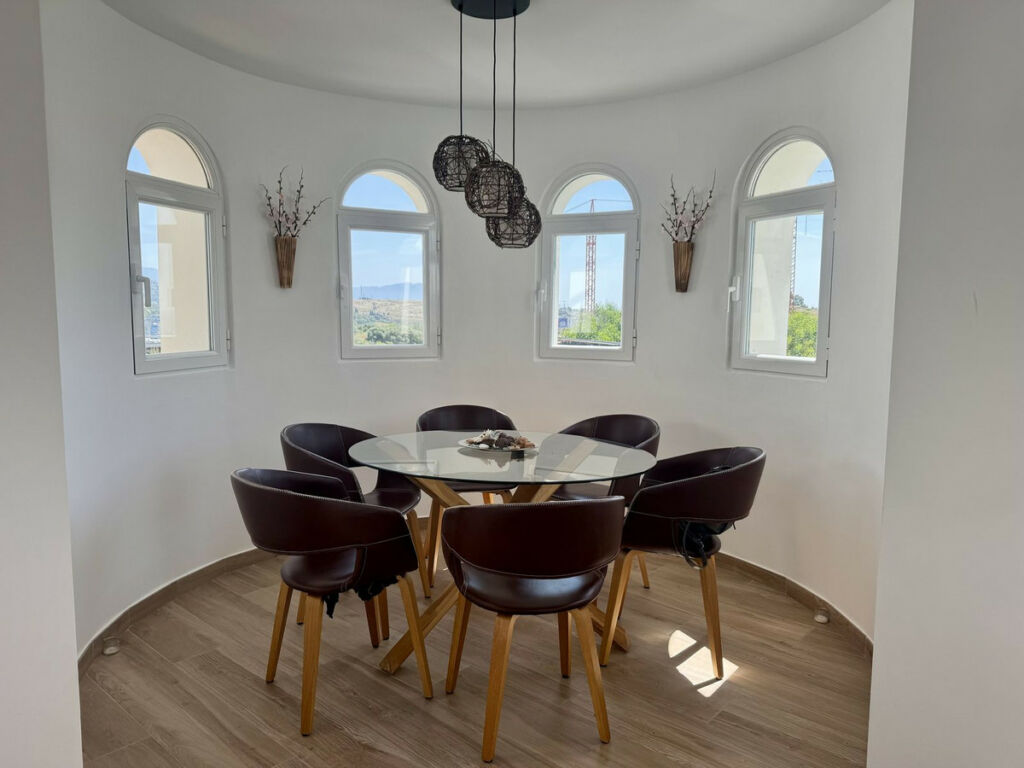 Detached Villa Estepona Málaga - image 12