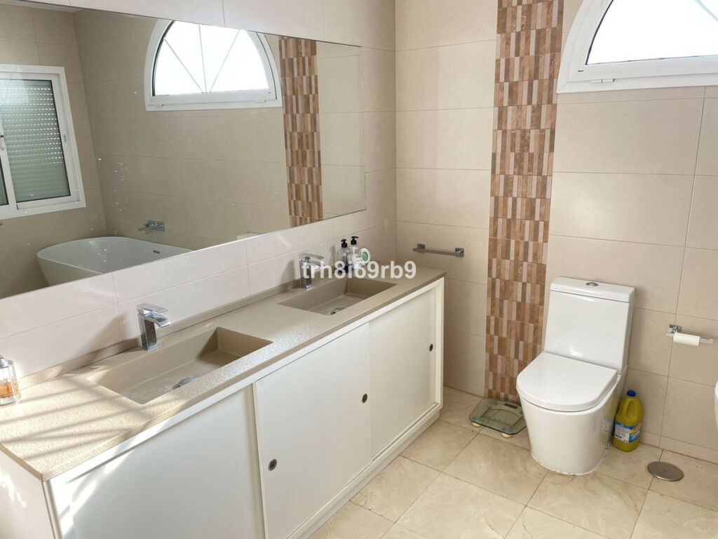 Detached Villa New Golden Mile Málaga - image 13