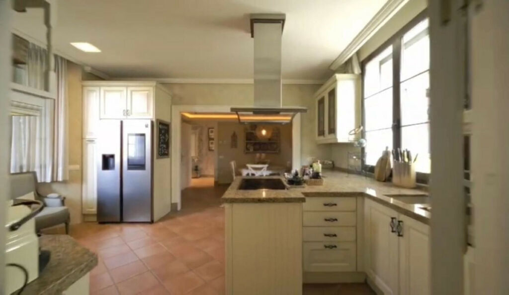 Detached Villa Guadalmina Baja Málaga - image 12