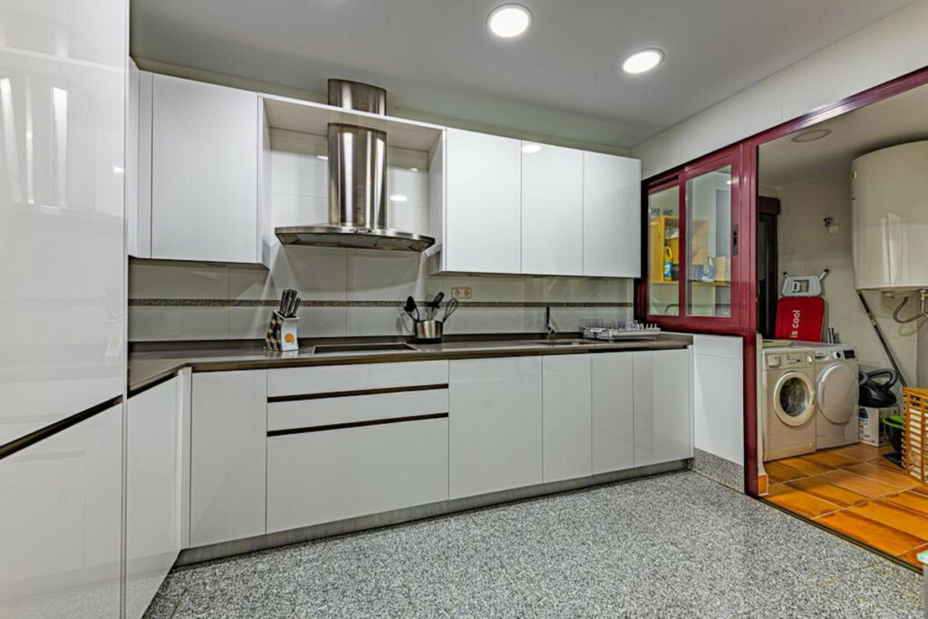 Middle Floor Apartment New Golden Mile Málaga - image 13
